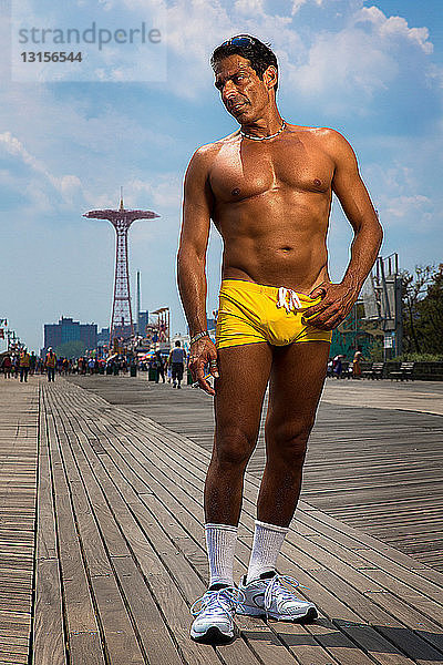 Porträt eines Mannes in gelber Badehose  Brooklyn  New York  USA