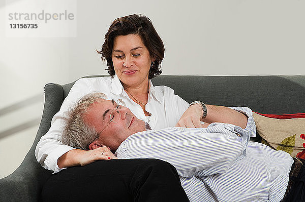 Mann ruht Kopf auf dem Schoß seiner Frau
