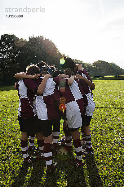 Rugby-Mannschaft im Teenageralter in der Hocke