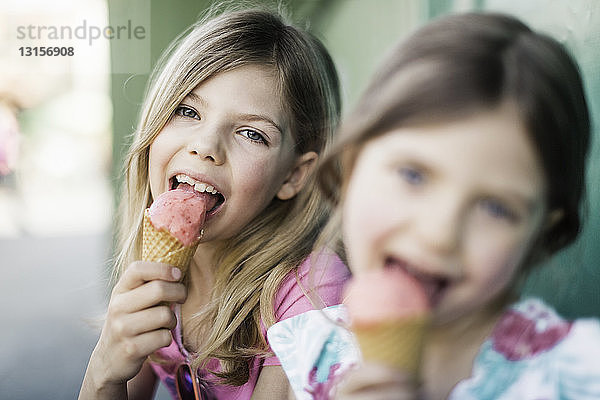 Zwei junge Mädchen essen Eiscreme