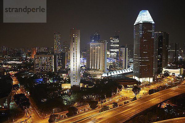 Blick auf Autobahn und Wolkenkratzer bei Nacht  Singapur