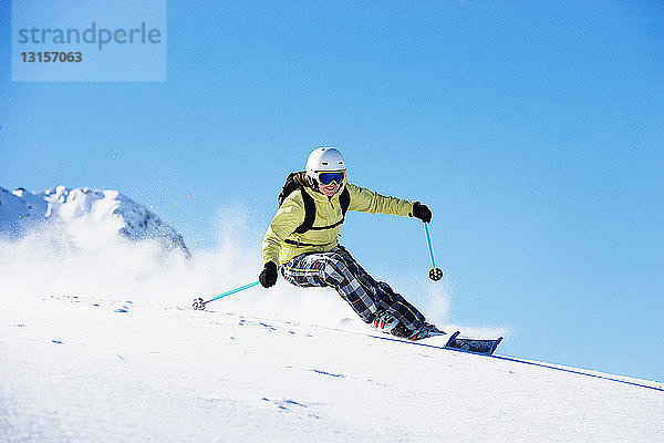 Frau beim Skifahren am Berghang