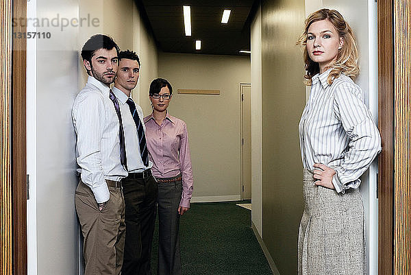2 Frauen und 2 Männer in einem Bürokorridor