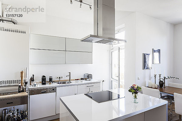 Moderne weiße Küche mit Kücheninsel