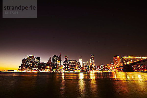 New Yorker Skyline bei Nacht beleuchtet