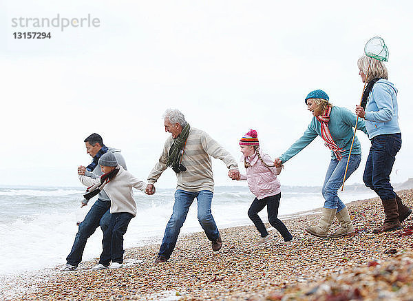Generationen spazieren am Strand