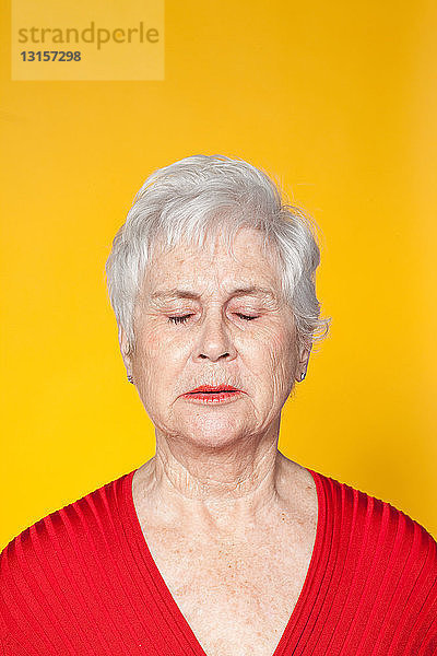 Ältere Frau mit geschlossenen Augen  Studioaufnahme