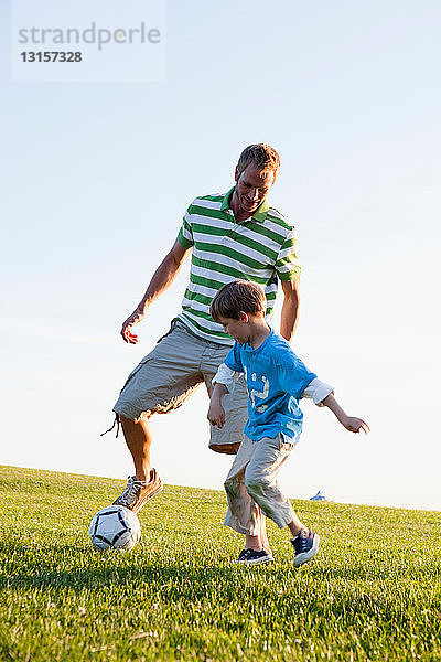 Vater und Sohn beim Fußballspielen