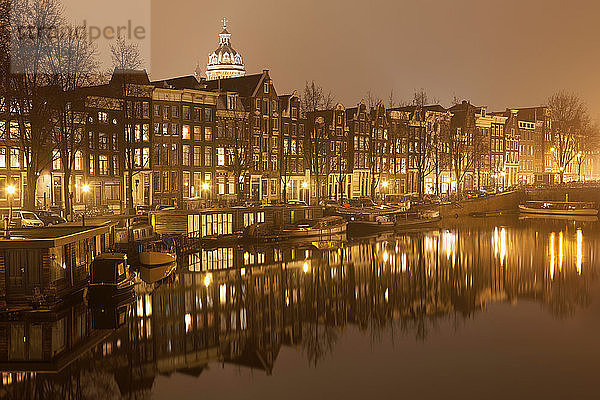 Waalseilandsgracht mit Sint-Nicolaasbasiliek (St.-Nikolaus-Basilika)  Amsterdam  Niederlande