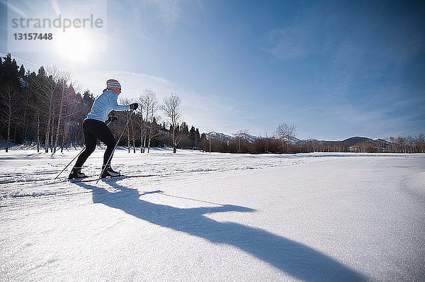 Skilangläufer auf verschneitem Feld
