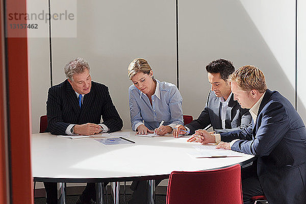 Geschäftskollegen arbeiten in einem Besprechungsraum zusammen