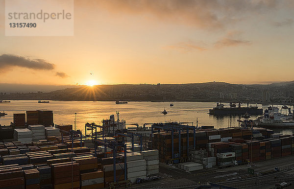 Blick auf Stadt und Häfen in der Morgendämmerung vom Paseo 21 de Mayo  Cerro Playa Ancha  Valparaiso  Zentralküste  Chile