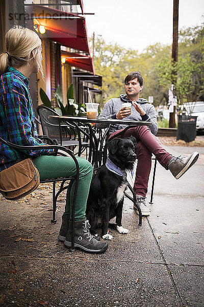 Ehepaar mit Hund beim Kaffee trinken in einem Straßencafé  Savannah  Georgia  USA