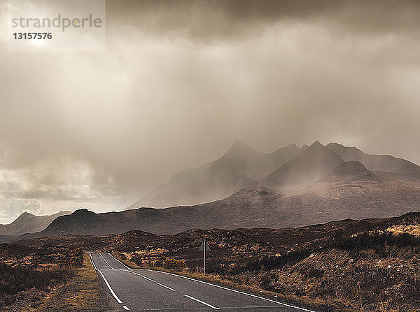 Ländliche Straße und Gewitterwolken  Isle of Skye  Hebriden  Schottland  UK