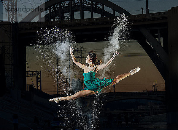 Balletttänzerin  die bei Sonnenuntergang eine Pulverexplosion auslöst  Los Angeles  USA