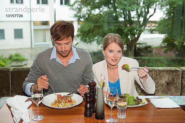 Ehepaar isst zusammen im Restaurant