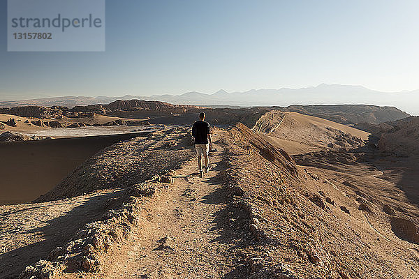 Mann beim Wandern  Sanddüne (Duna Mayor)  Valle de la Luna (Tal des Mondes)  Atacamawüste  El Norte Grande  Chile