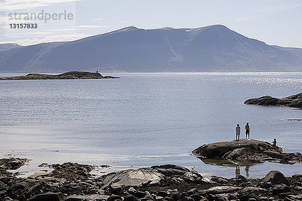 Drei Menschen stehen auf Fjordfelsen  Alesund  Norwegen