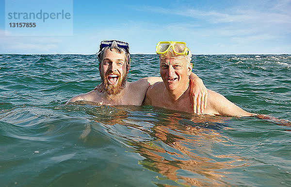 Porträt von zwei Männern  die im Meer schwimmen