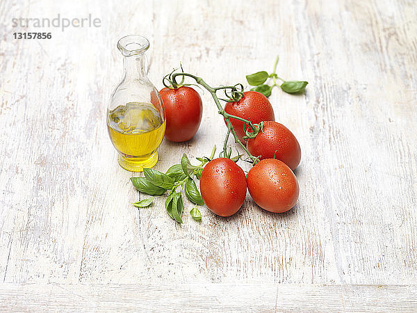 Basilikum  Olivenöl  rote  saftige  süße Strauchtomaten