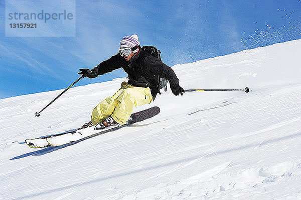 Männlicher Skifahrer auf dem Berg