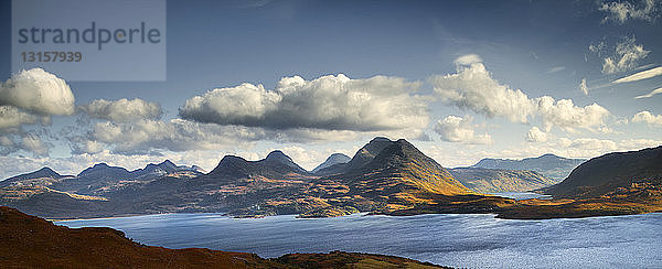 Wolken über Torridon Hills und Loch  Highland  Schottland