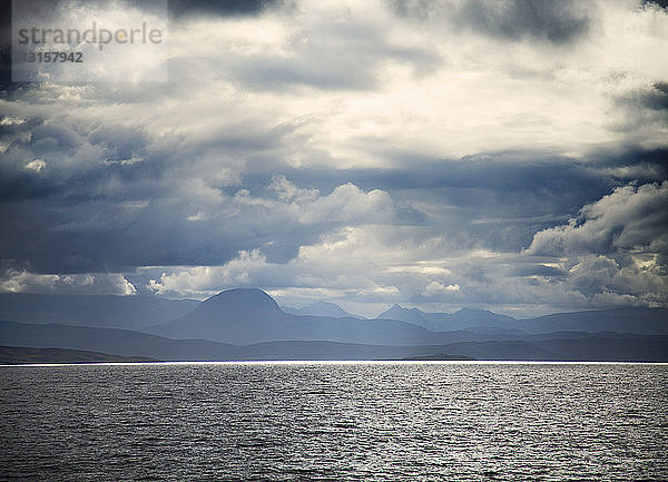 Gewitterwolken ziehen über einem See auf  Highland  Schottland