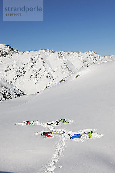 Freunde machen Schneeengel  Kuhtai  Österreich