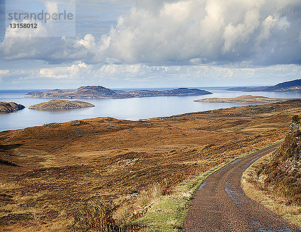 Einspurige Straße durch die Highland-Landschaft  Schottland