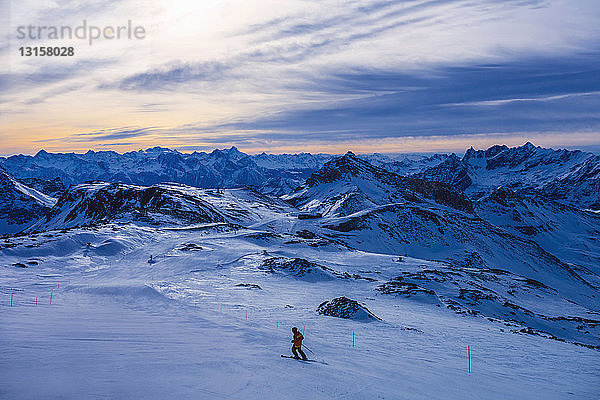 Skifahrer in den Bergen in der Abenddämmerung  Cervinia  Italien