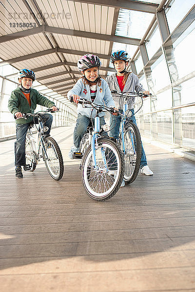 Kinder auf Fahrrädern im Stadttunnel