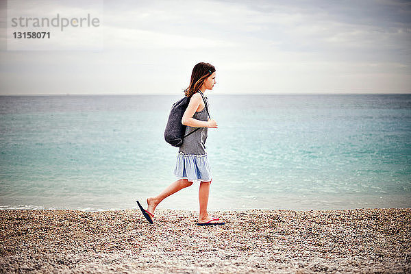 Mädchen  das am Meer spazieren geht