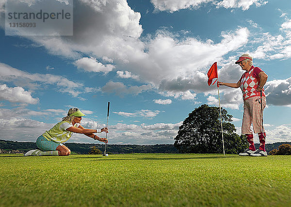 Ältere Damen spielen Golf