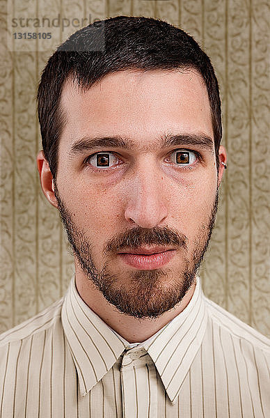 Porträt eines mittelgroßen Mannes mit quadratischen Augen