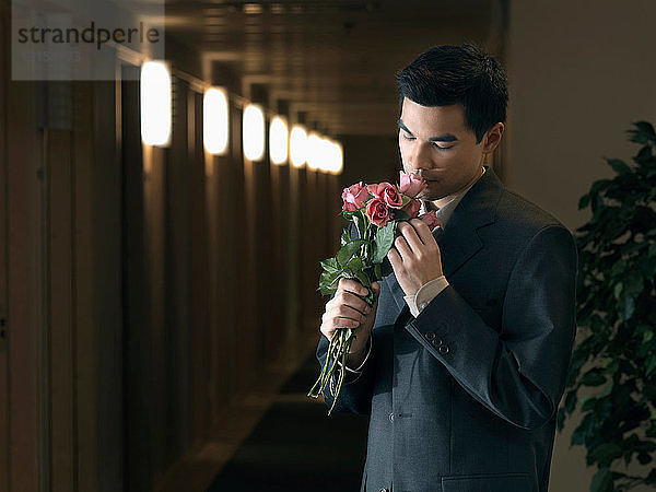 Mann im Büro mit Blumen