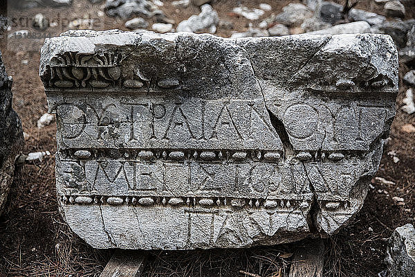 Fragment einer Steininschrift in antiken Ruinen  Phaselis Türkei  Lykischer Weg  Türkei