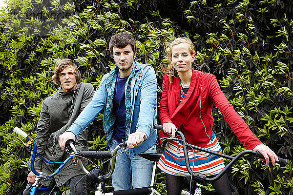 Teenager mit Fahrrädern im Park