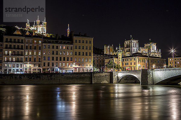 Architektur am Fluss bei Nacht  Lyon  Frankreich