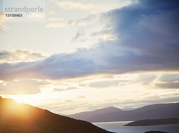 Sonnenaufgang hinter einem schottischen Hochlandhügel  North West Highlands  Schottland  UK