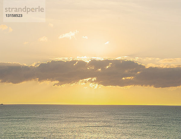 Untergehende Sonne und Wolken  Newquay  Cornwall  England