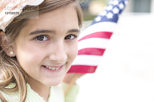 Nahaufnahme eines Mädchens mit amerikanischer Flagge