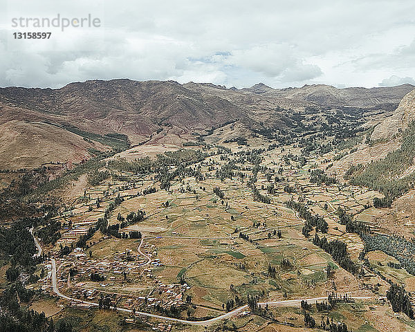 Blick auf Tal und Berge  Ollantaytambo  Heiliges Tal  Peru