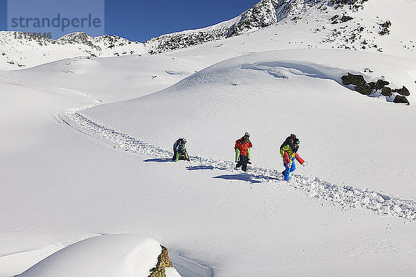 Freunde nehmen sich gegenseitig Huckepack im Schnee  Kuhtai  Österreich