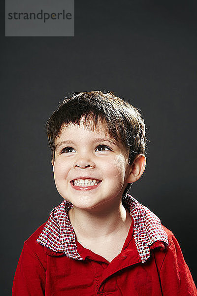Porträt eines Jungen  lächelnd  wegschauend