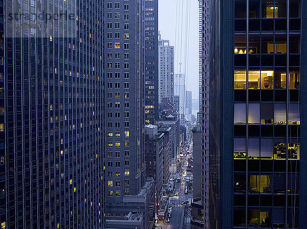 Blick von oben auf die Rushhour zwischen Wolkenkratzern in der Abenddämmerung  New York  USA
