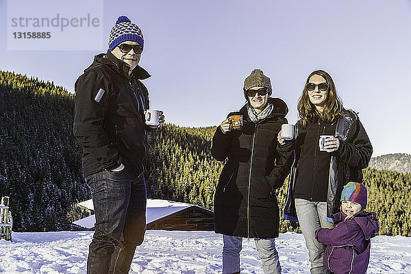 Freunde genießen einen Kaffee im verschneiten Achenkirch  Tirol  Österreich