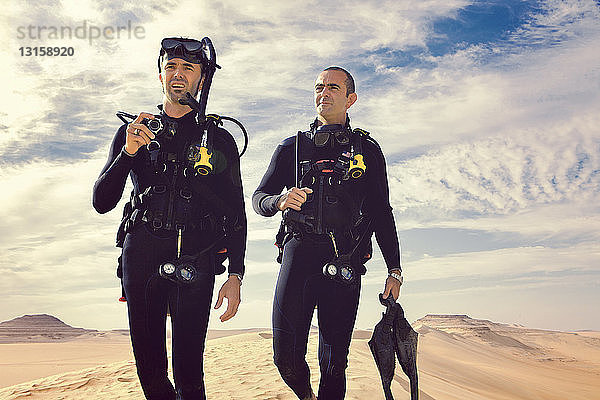 Zwei Männer in Neoprenanzügen  Großes Sandmeer  Wüste Sahara  Ägypten  Afrika