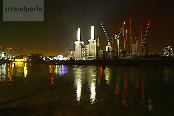 Battersea-Kraftwerk im Bau bei Nacht  London  UK
