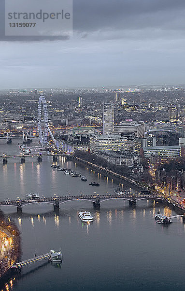 Luftaufnahme der Themse und des London Eye bei Sonnenuntergang  London  UK