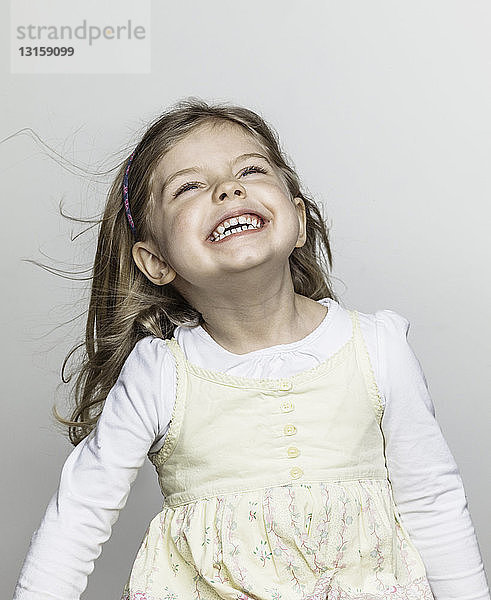Studio Porträt von niedlichen Mädchen lachend